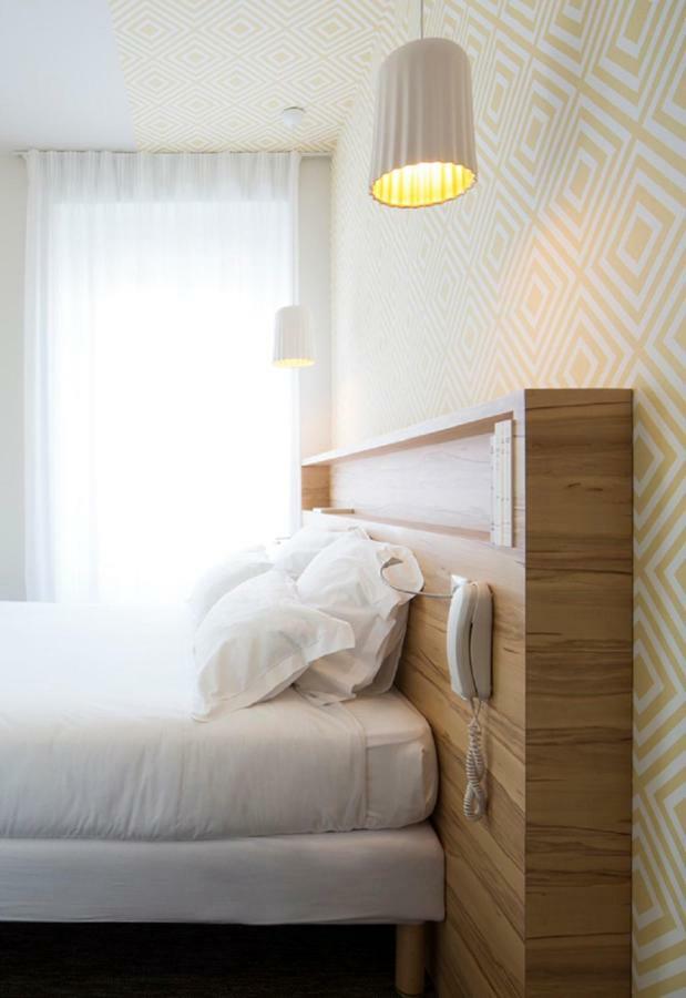 Hotel Et Apparts Marin لافال المظهر الخارجي الصورة